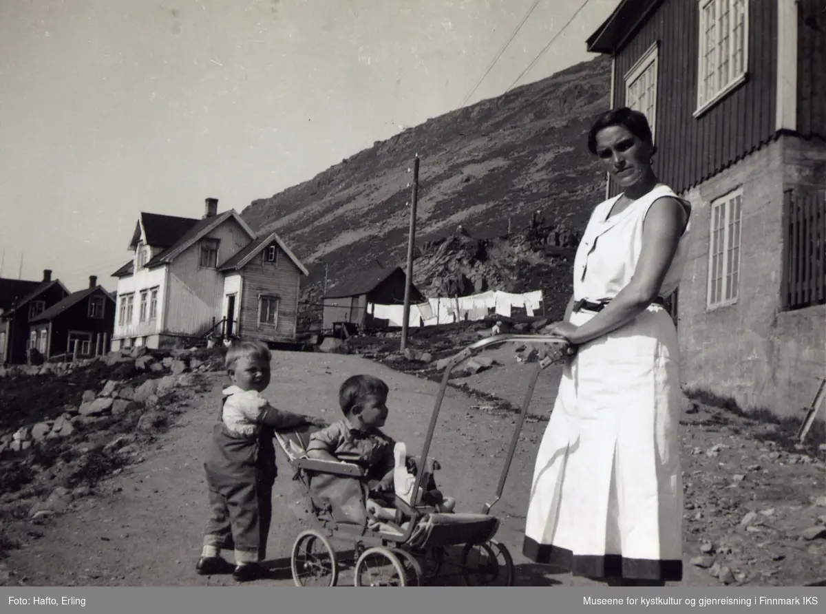 Honningsvåg. F.v. Torbjør, Gunnar-Helge og Halldis Hafto. Familien er mest sannsynlig på Elvegata mot Øvergata. 1935.