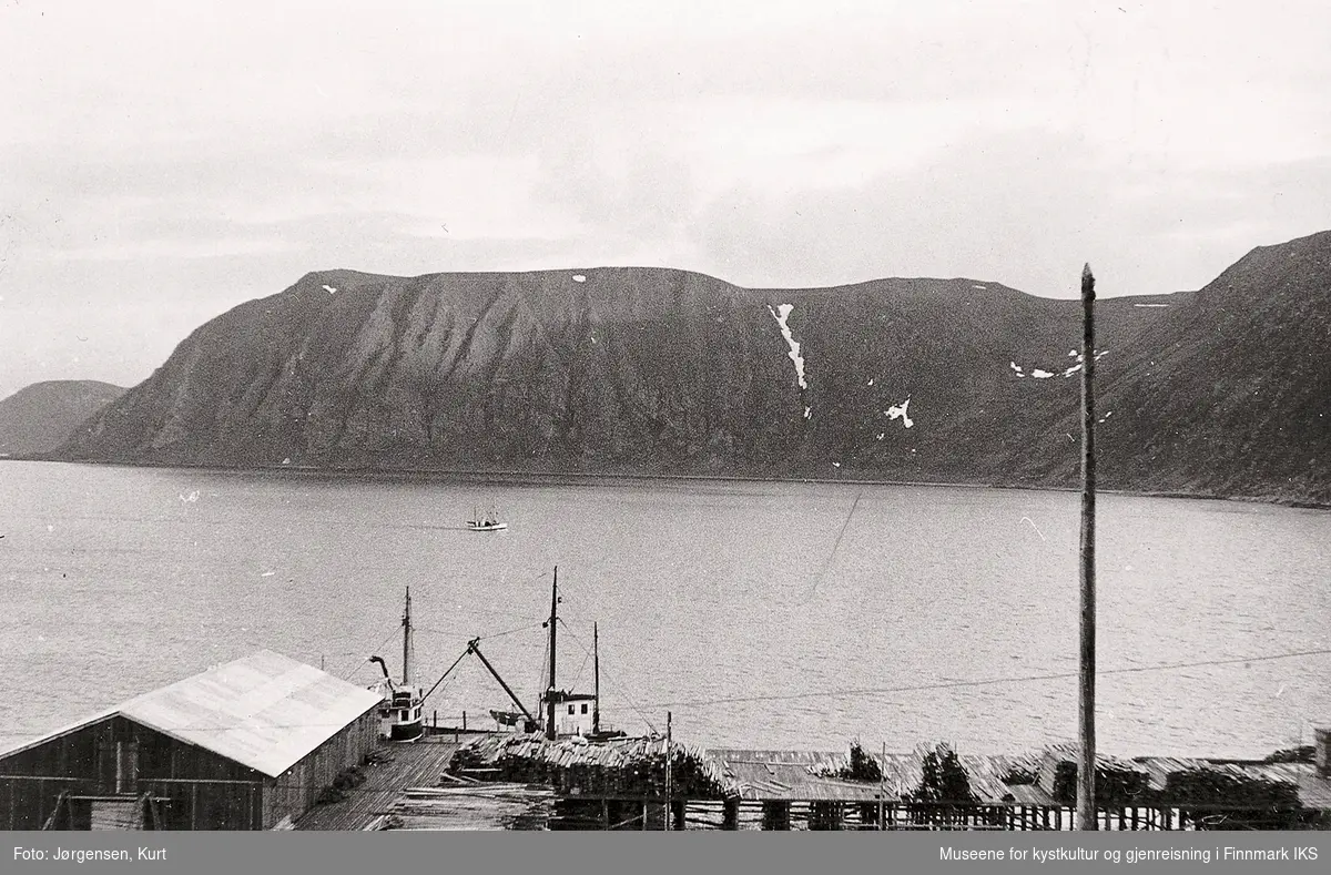 Gjenreisning. Blikk fra Honningsvåg havn. Kai med tømmer. 1946/47.