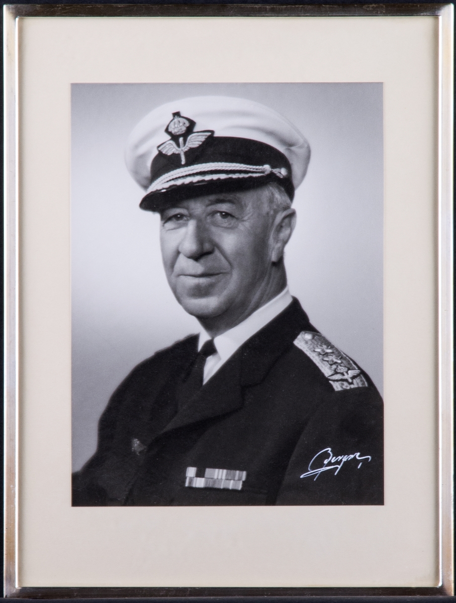 Porträttfotografi av Lage Thunberg, chef Flygvapnet. Inramat foto.