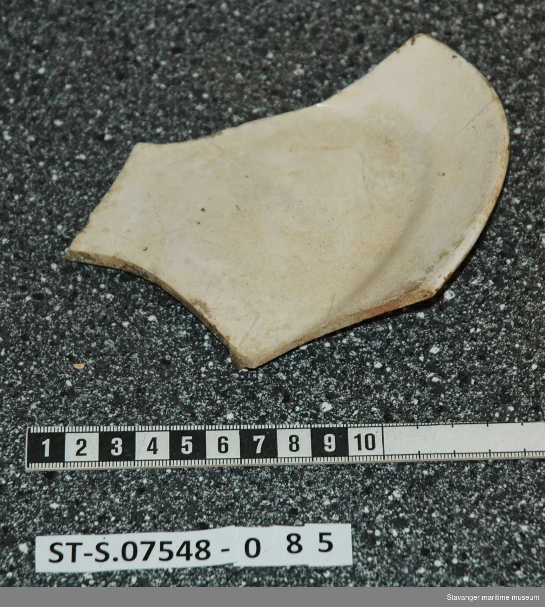 Hvitt tallerkenfragment.