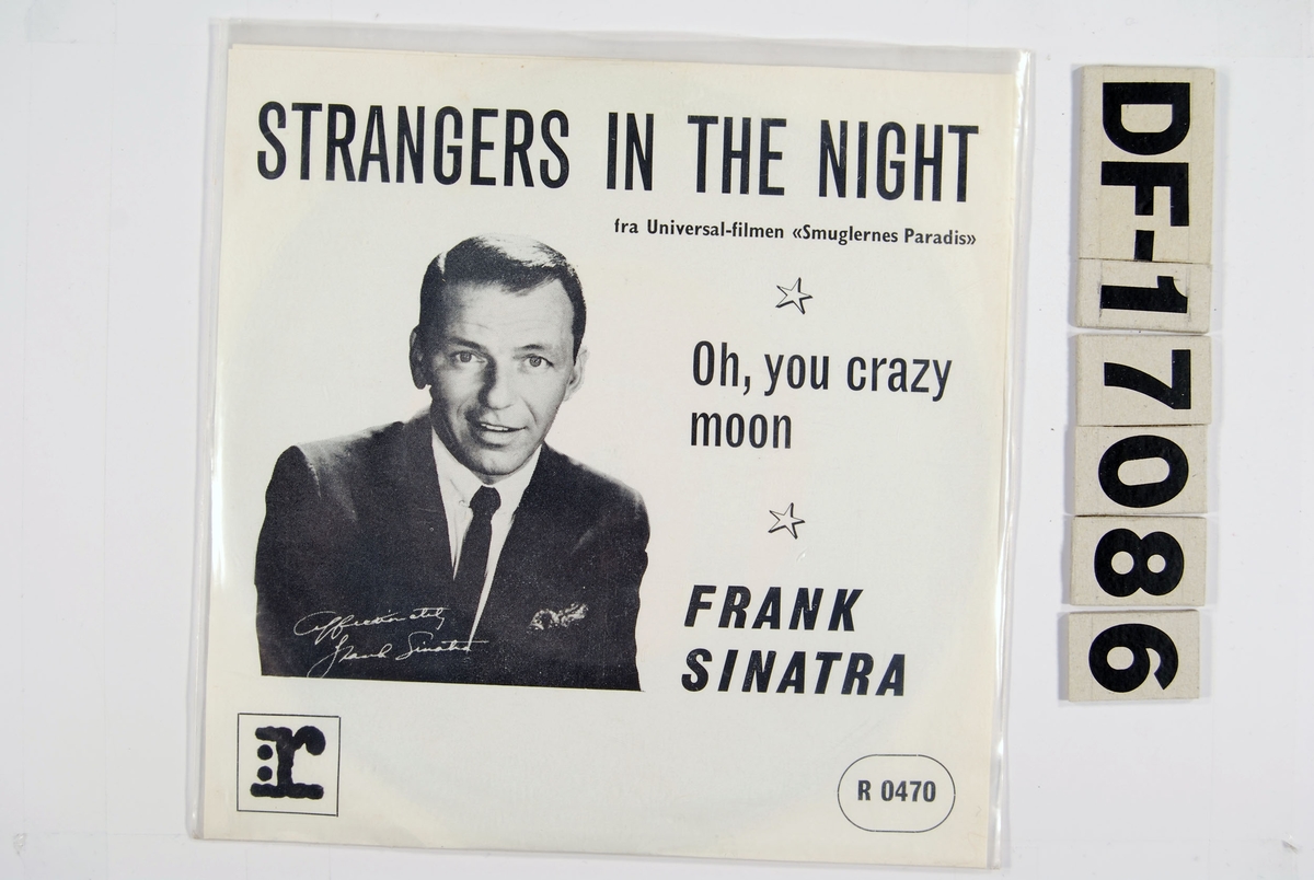 Fotografi av Frank Sinatra på hvit bakgrunn.