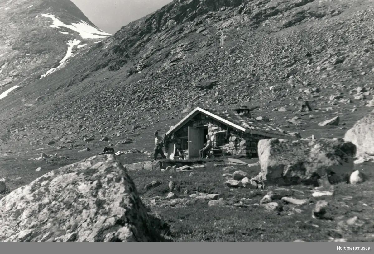 Tyskerhytta i Haremsdalen, en steinhytte på fjellet med noen soldater utenfor.