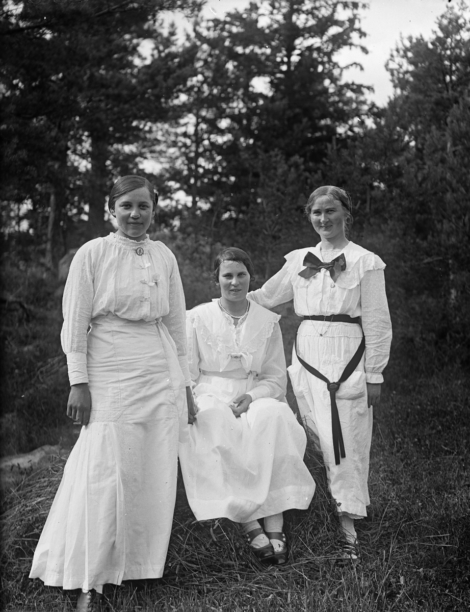 "Tre flickor vid Korsbacken", Torstuna socken, Uppland 1918
