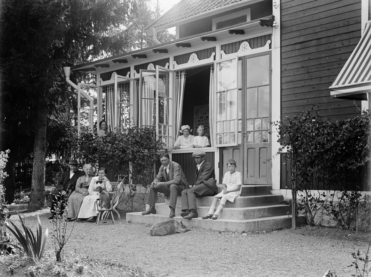 "Sällskapsgrupp utanför Enwalls villa Fjärdhundra", Simtuna socken, Uppland 1918