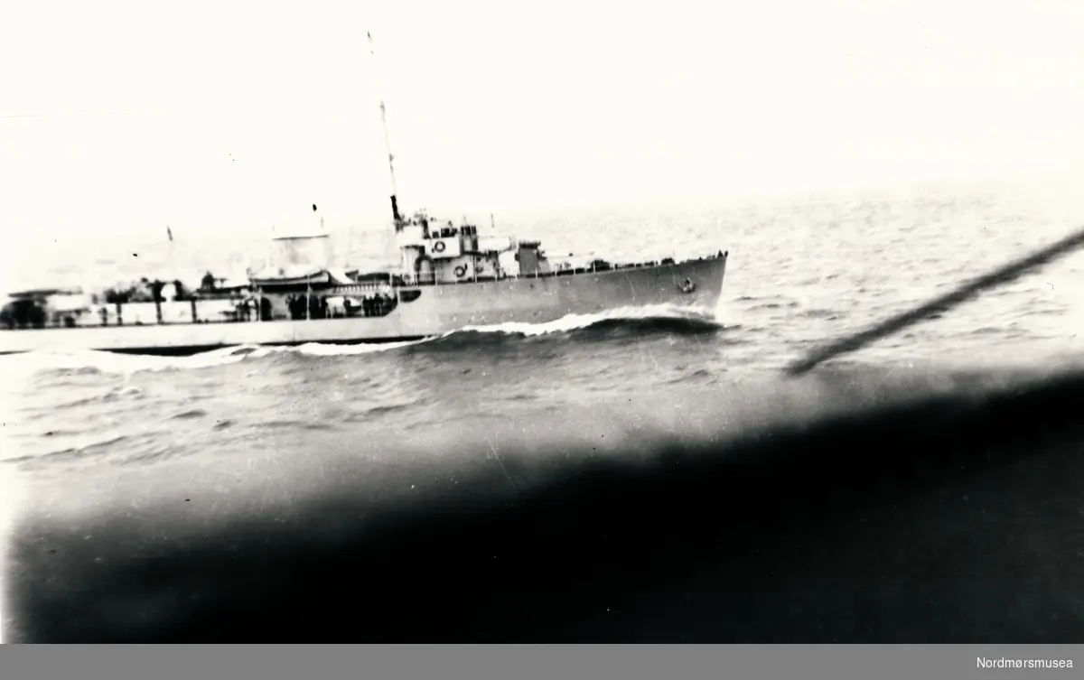 Et tysk krigsskip. Muligens en torpedobåt tb43-46, et tidligere norsk skip som ble innrulert i den tyske krigsmarine.
Etter den tyske invasjonen av Norge falt fire torpedojagere av Sleipner-klassen, Balder, Gyller, Odin og Tor på tyske hender. Disse ble innlemmet i den tyske marine med betegnelsen torpedobåter og ble døpt henholdsvis Leopard, Löwe, Panther og Tiger. Fartøyet på bildet er en av disse torpedobåtene.