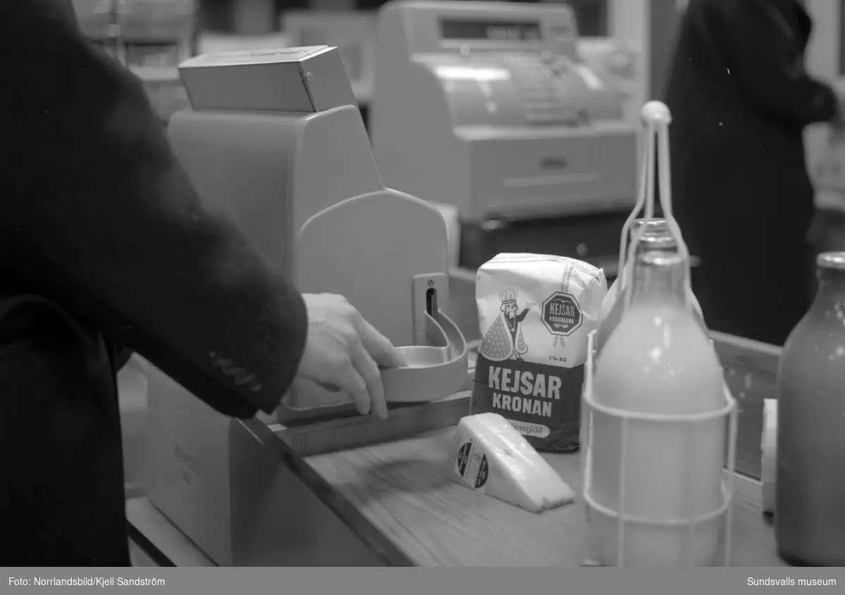Automatisk kassaapparat med myntkopp för växelpengar i en SMC-butik. (Sundsvalls Mjölkcentral.)