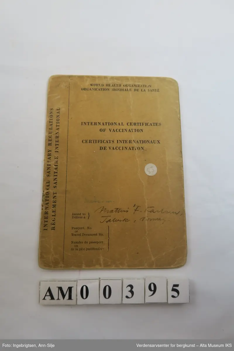 Rektangulært papirark med et skjema for reisetillatelse til Troms og Finnmark, 1946. Maskinskreven og håndskreven tekst.