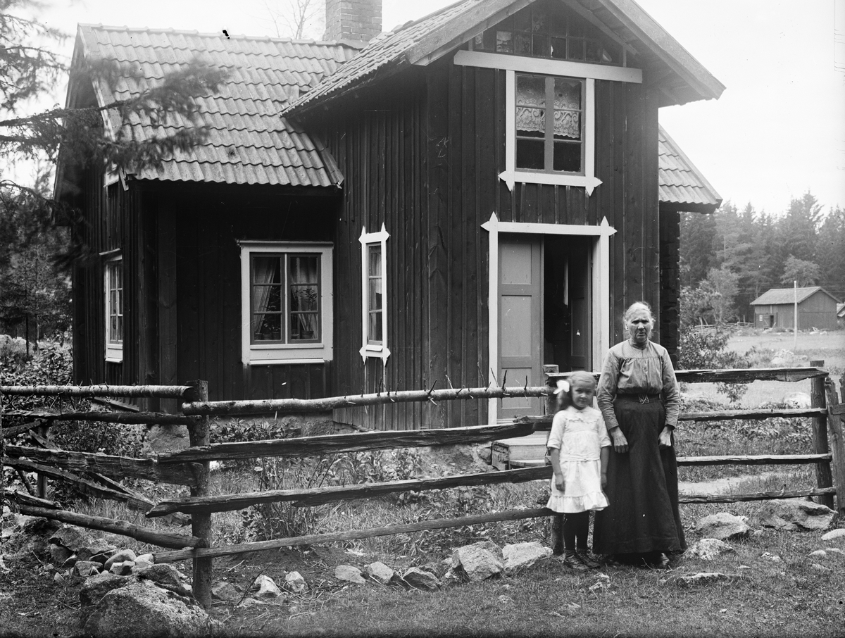 "Erika Grandin, Rotbrunna, Sparrsätra och Birgit utanför villan", Härnevi socken, Uppland 1918