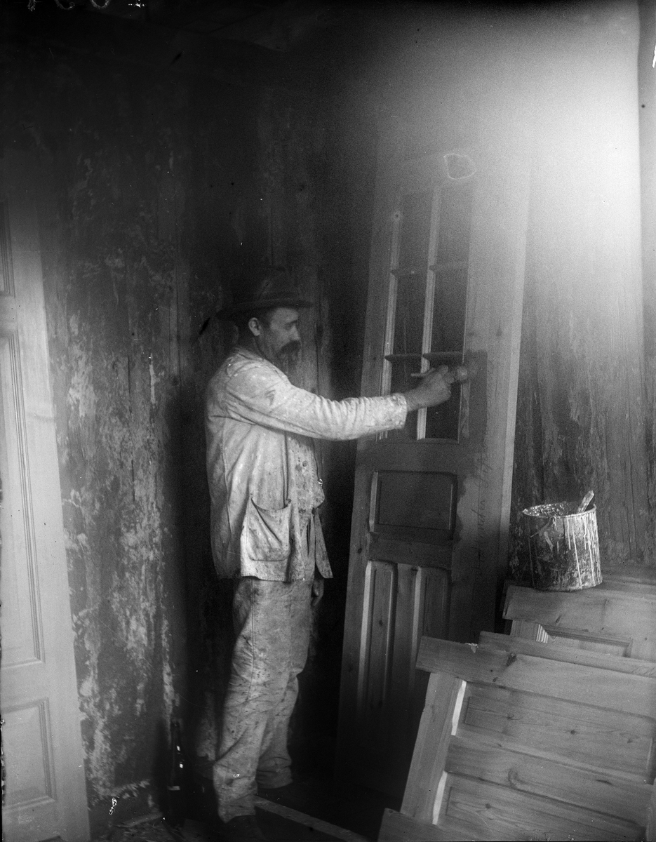 Målare Hertsberg, målar i Alinders nya villa, Sävasta, Altuna socken, Uppland 1918