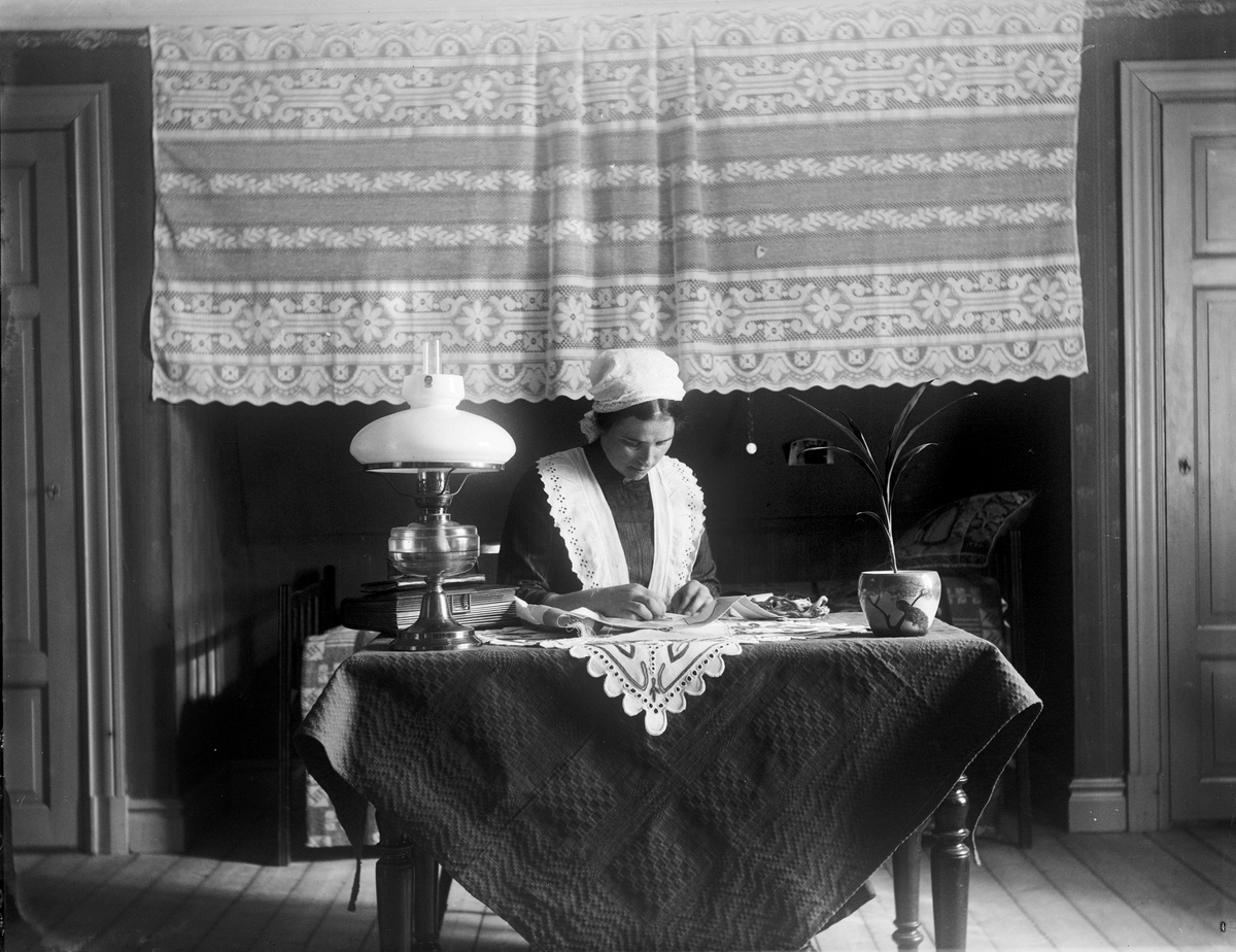 "Mejerskan Maria Mallmin vid handarbete på sitt rum", Altuna mejeri, Altuna socken, Uppland 1919