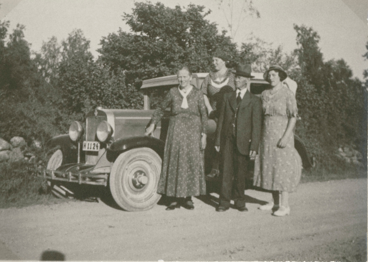 Algutsrumsbor på biltur 1935. Ragnar Larssons andra bil, en Chevrolet modell 1929.