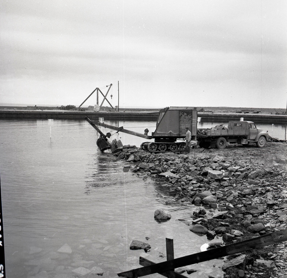 Sandviks hamn ombygges i september 1957.