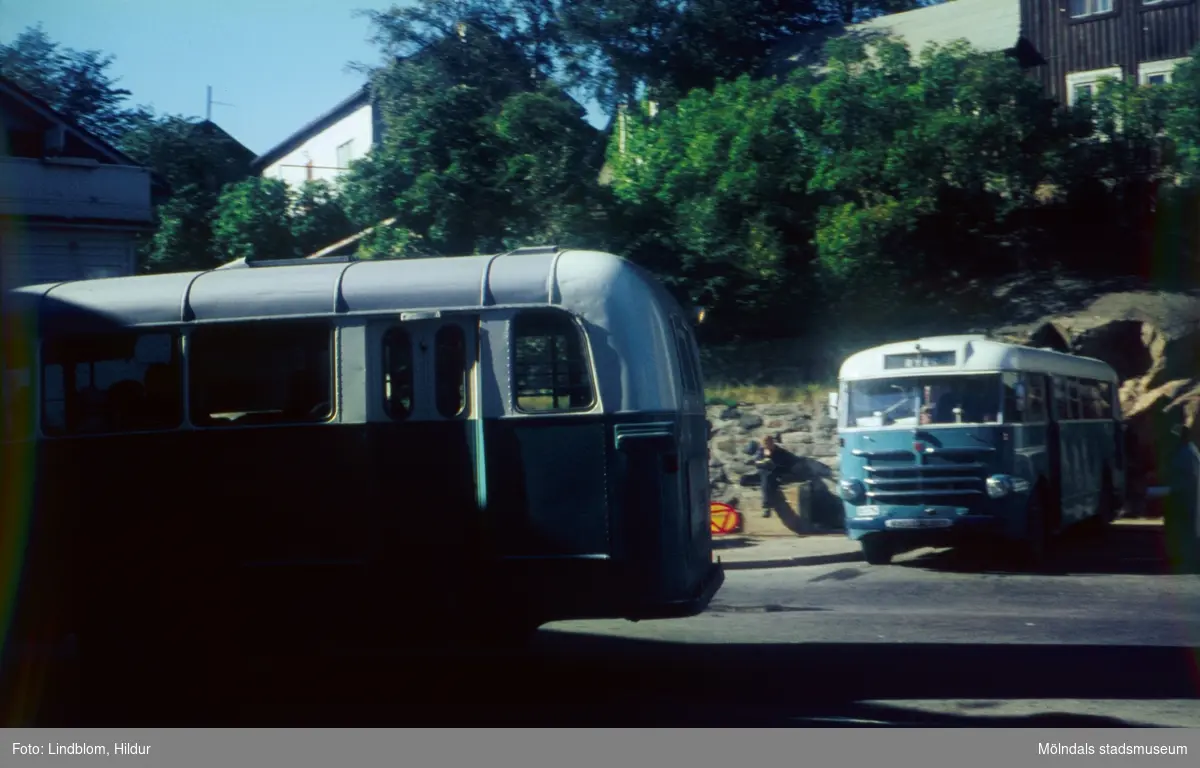 Två blå bussar på Kvarnbygatan vid Gamla Torget i Mölndal, 1960-tal.

För mer information om bilden se under tilläggsinformation.