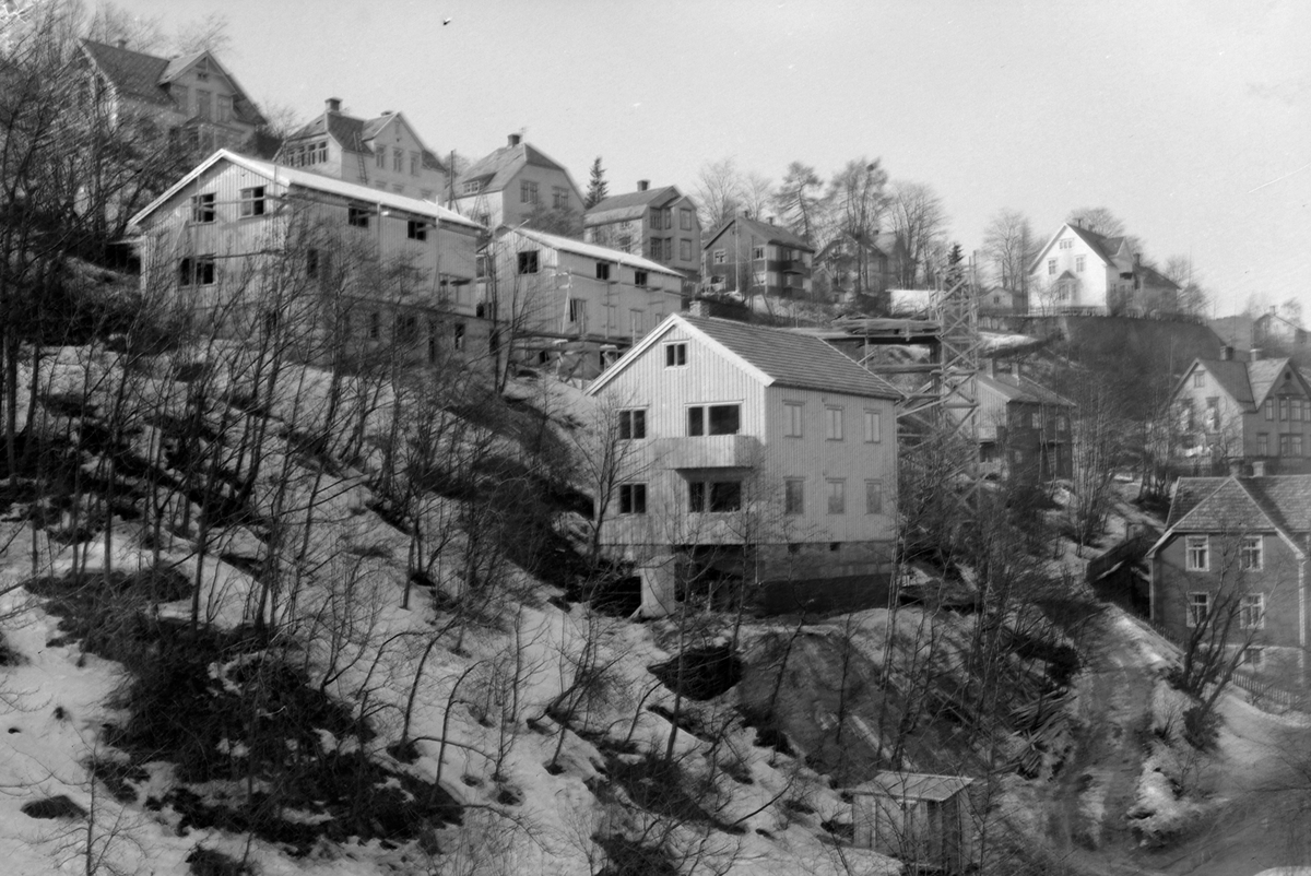 Nybygde hus i Osloveien og hus i Gamle Åsvei i bakgrunnen