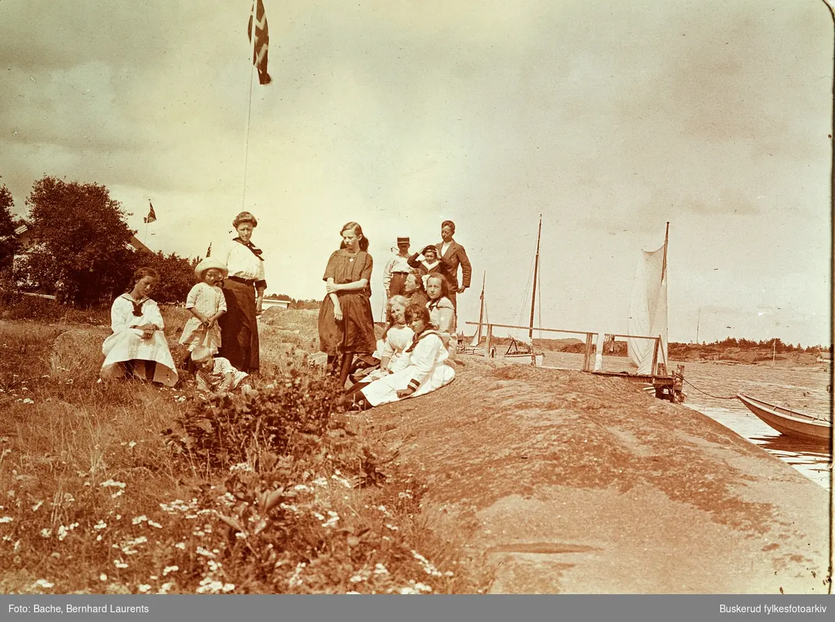 Bachefamilien ved landstedet på Tjøme
Sjøbu 1914