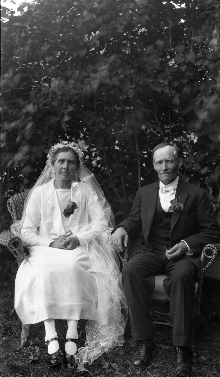 Seks bilder fra et bryllup på Narumsflaten i Kolbu 13.juli 1926. Brudeparet er Helene Hansen Narum og Mikkel Sveinson. Mikkel var farmer i Nord Dakota, mens Helene drev/hadde drevet forretning flere steder i Kolbu og Østre Toten. Senere samme år reiste de begge til USA, og ble der.
De to første bildene er tatt foran det som sansynligvis var Helenes hus på Narumsflaten, og viser brudeparet sammen med en rekke gjester. De to neste er av brudeparet, mens de to siste er oversiktsbilder over huset, og med noen personer foran. I bakgrunnen på bilde seks ser man ei pipe som sannsynligvis er på Narums-meieriet.
Noen personer utenom brudeparet er identifisert, mer eller mindre sikkert. Navnsettingen refererer til bilde nr. 1:
Bakerste rekke fra venstre: Johanne Nøkleby, Aase Narum (Faarlund), Klara Moldstad (nr.3 fra høyre). Rett bak brura sitter Johan Narum (kjøpmann på Lena), og til venstre for ham Mina Bjerke. Ellers sittende fra høyre: Presten Norseth? (nr. 2), Harald Narum? (nr. 3), Johanne Blilie Narum (i lys kjole til høyre for brudgommen), Finn Narum (smågutten mellom brudeparet). Foran fra høyre (barn som sitter): Mathias Narum, Gunnar Narum, Gerd Narum (Prestesæter), Roar Narum, Arne Narum.