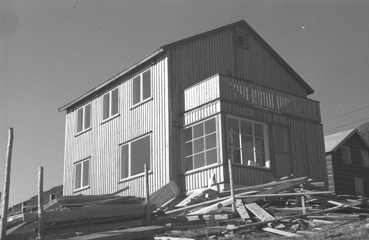 Gjenreisning. Honningsvåg. Bolighus til los Kjøndahl i Nordvågveien. I forgrunnen ligger en del byggemateriale. 1946/47.