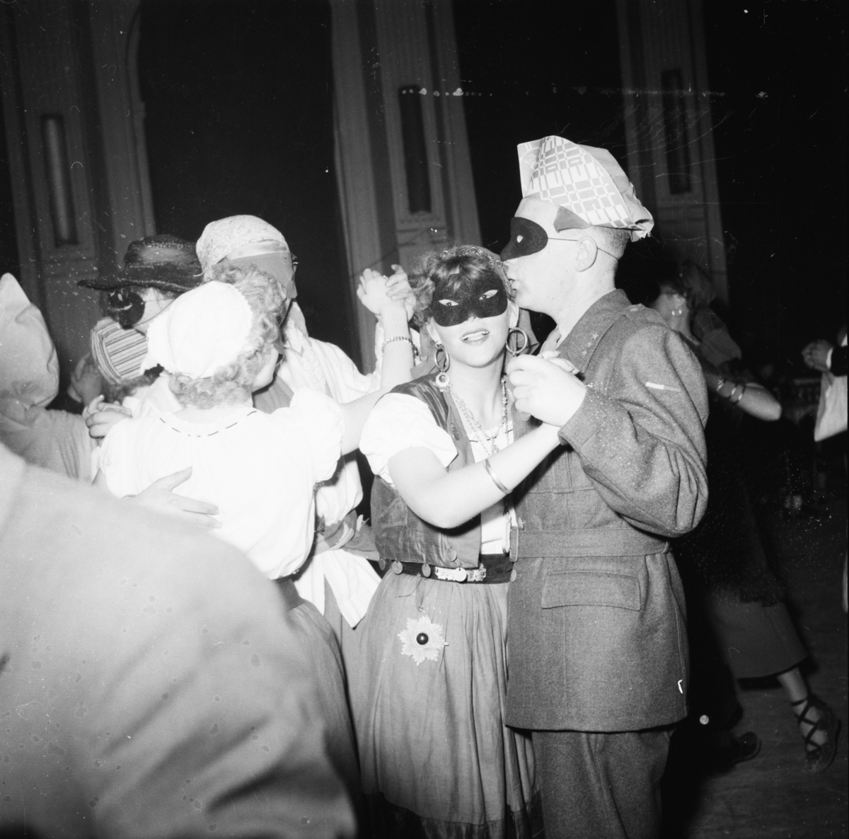 Vardens arkiv. "Byfor. arrangerer karneval i Festiviteten"  20.02.1954