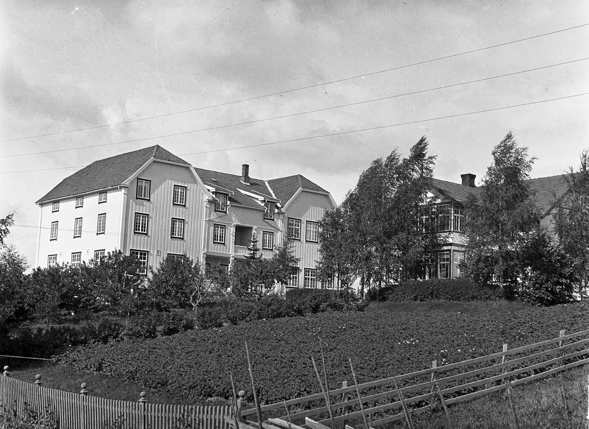 Totens Fylkesskole på Lena, Østre Toten, ca. 1930.