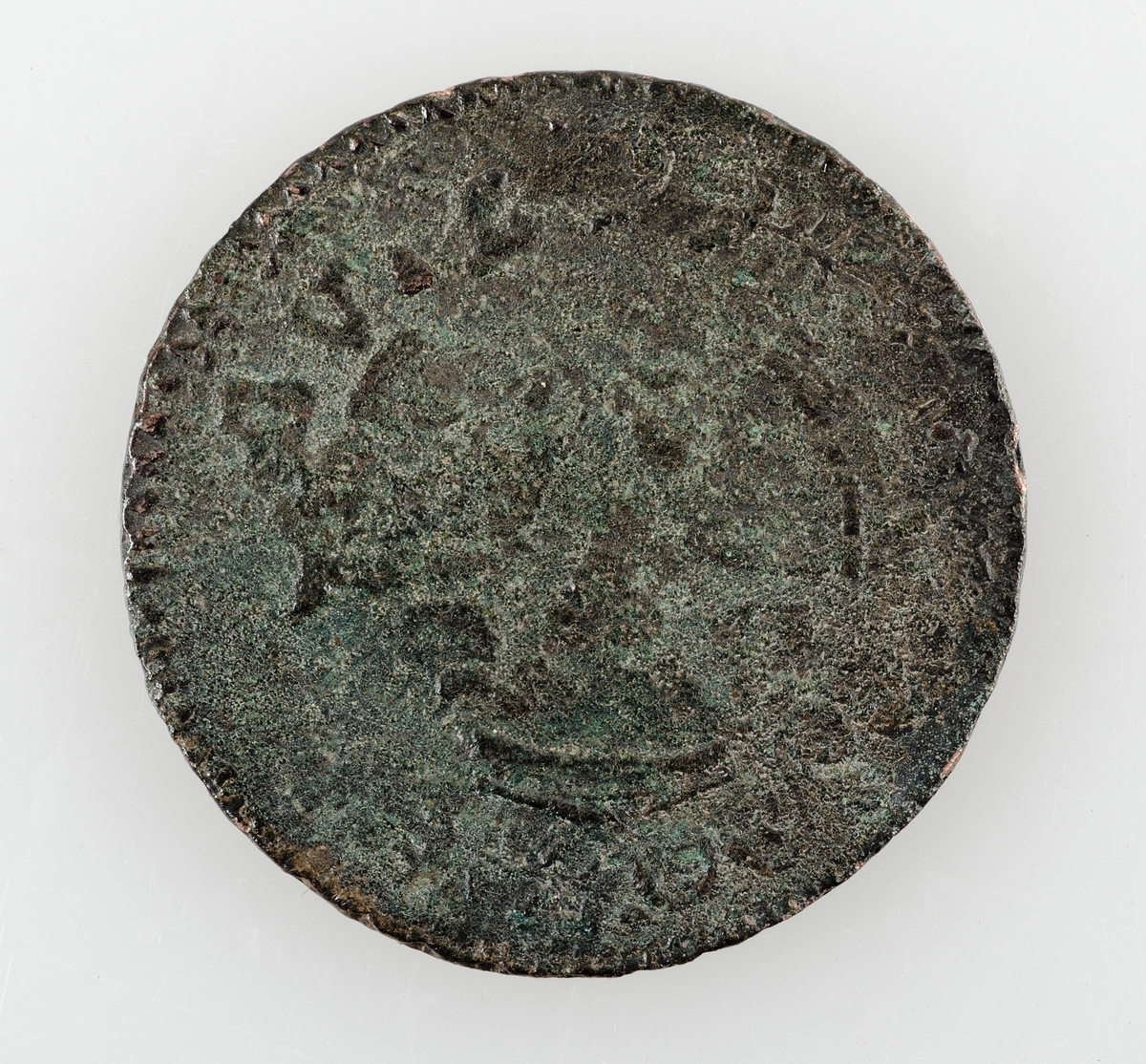 Mynt av koppar. 1 öre km. Präglat 1719-20 i Stockholm.  Ulrika Eleonora. Präglad på Karl XII:s nödmynt. (SM 24b eller 25a).