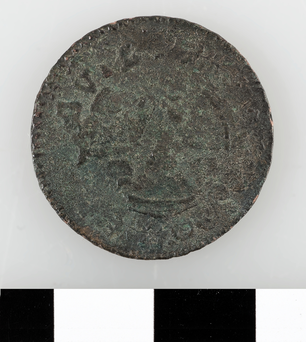 Mynt av koppar. 1 öre km. Präglat 1719-20 i Stockholm.  Ulrika Eleonora. Präglad på Karl XII:s nödmynt. (SM 24b eller 25a).