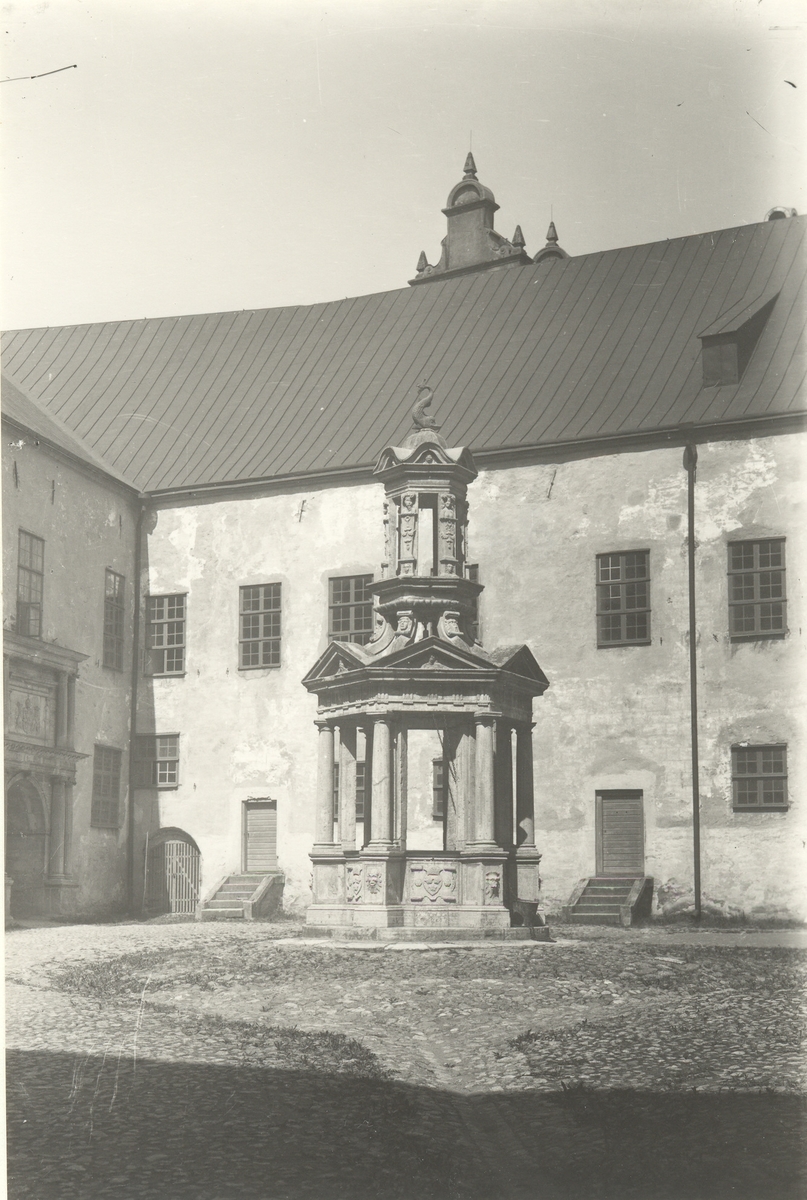 Brunnsöverbyggnad från år 1578. renässansborggård.
På 1570-talet knöts bröderna Johan Babtista och Dominicus Pahr till slottsbygget och får då sin nuvarande renässansstil.