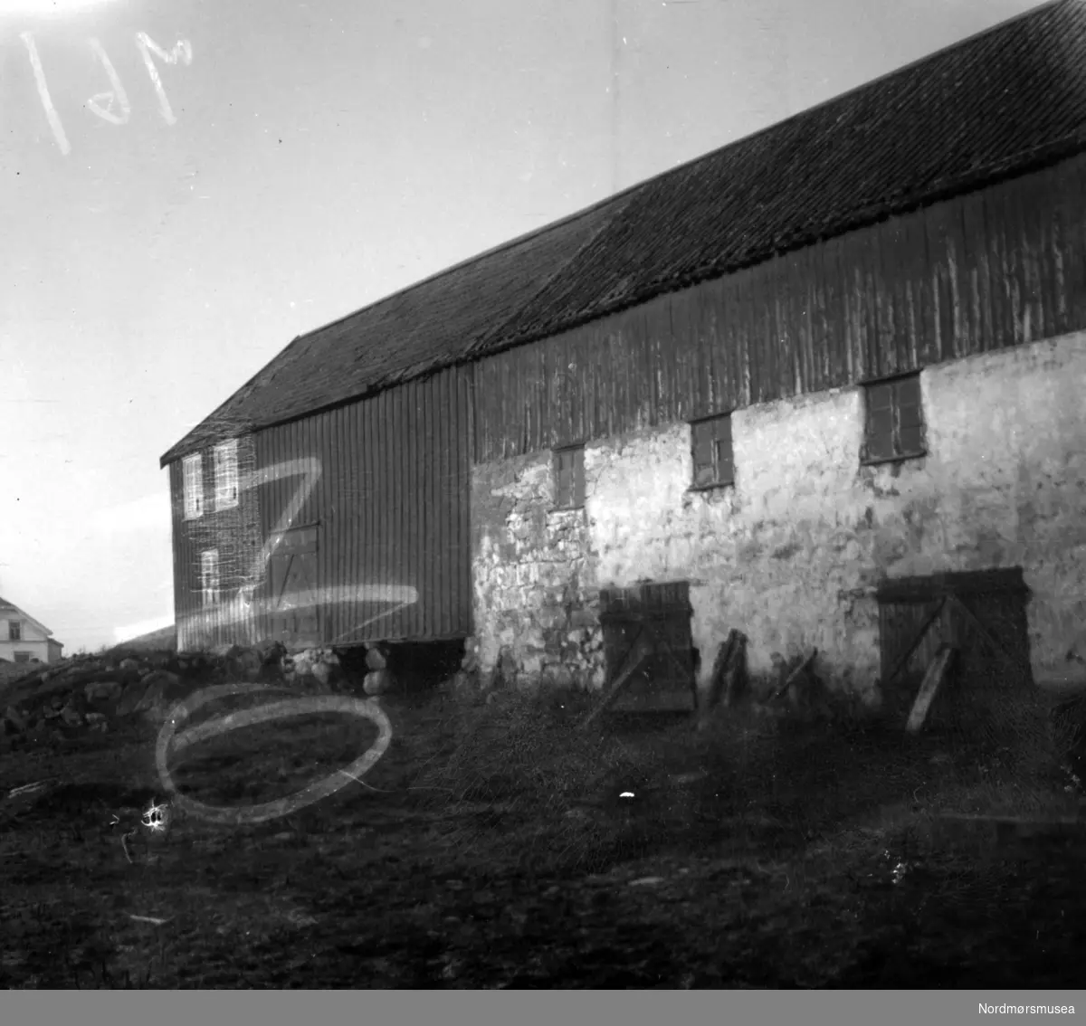 Et uthus på Clausens Minde ved reperbanen i Brunsvika. Den eldste delen med vinduene helt til høyre på bildet, er folkeleiligheten i 2. etasje. Bildet er datert 14. februar 1946. Fra Nordmøre Museums fotosamlinger. serie
