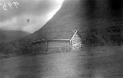 Foto av en gammel nedlagt høyløe i Romådalen i Todalen, Surn