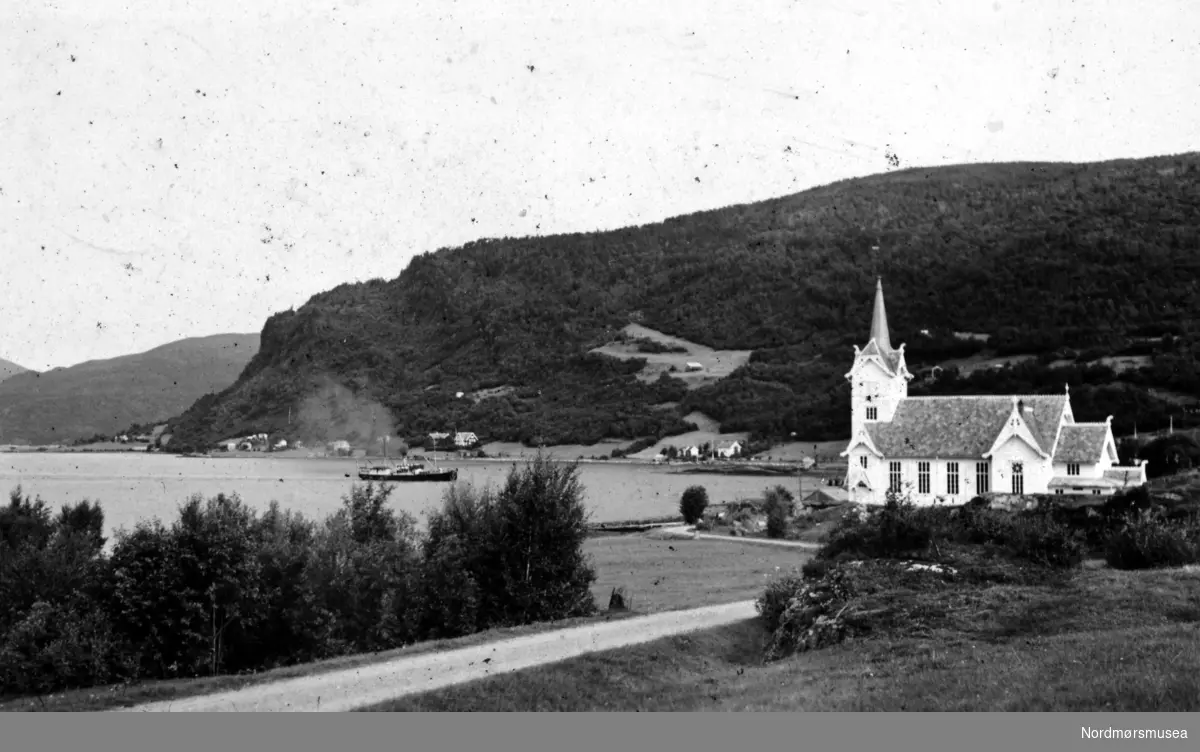 Postkort ";Stangvik. Nordmør."; Bygda Stangvik med Stangvik kirke. (Frå Nordmøre Museum si fotosamling)
