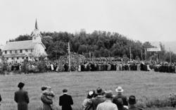 Tilskuere ved Frei kirke og minneplassen i forbindelse med f