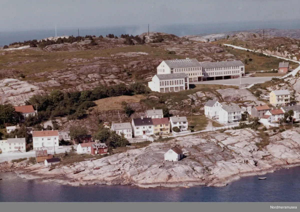 Flyfoto av Omagata på Nordlandet i Kristiansund. Opp til høyre i bildet ser vi Nordlandet barneskole. Bildet er datert 11. juli 1962. Fra Nordmøre Museums samlinger.
