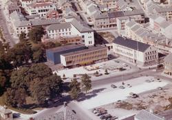 Flyfoto over Kongens plass i Kristiansund, midt på bildet se
