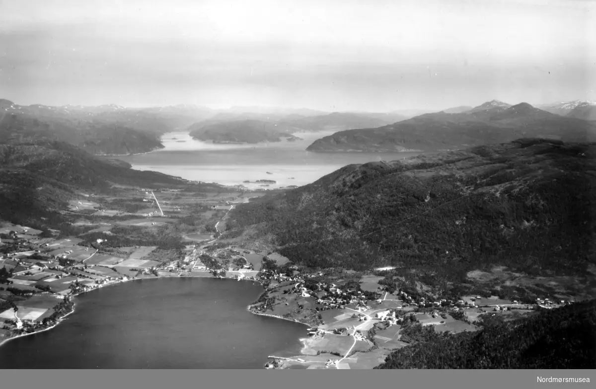 Flyfoto fra Tingvollfjorden på Tingvoll. Bildet er trolig datert 27. juni 1949, og fotograf er Widerøe's Flyveselskap a/s. Fra Nordmøre Museums fotosamlinger. /Reg:EFR2013/



