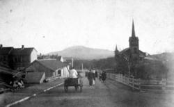 Langveien ca. 1880.  Kirken fra 1878.  Bedehuset 1881.  Står