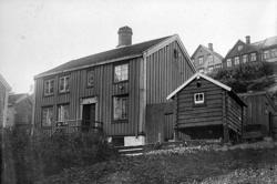 Nr. 20 Forside av et mindre hus, matr. 33 i Vaagen, Kirkelan