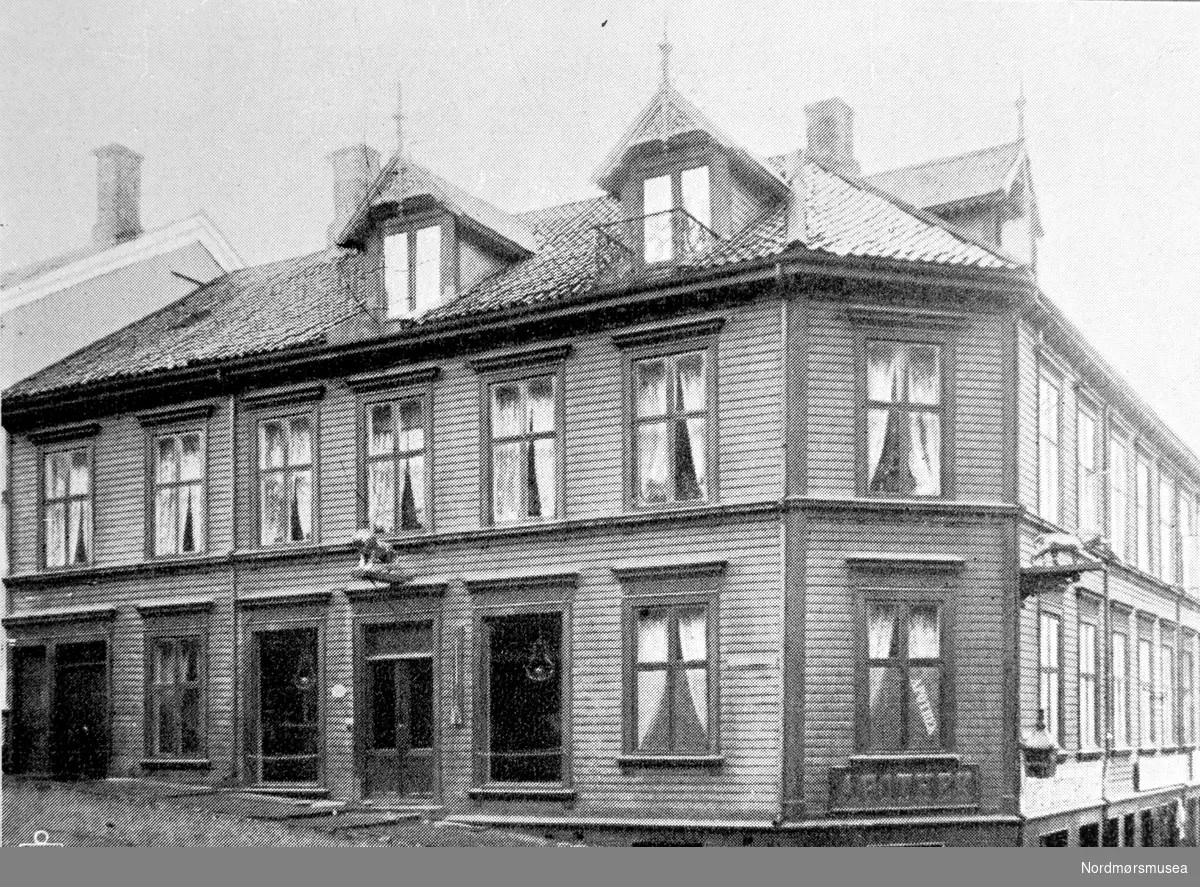 Apoteket Løven's bygård på Kirkelandet i Kristiansund. Datering er usikkert, men muligen fra tiden omkring 1928.
Fra Nordmøre museums fotosamlinger.
