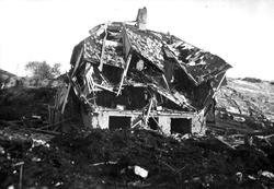 Foto fra et sønderbombet hus i Kristiansund. Krigen har komm