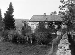 skole, bedehus? Tekst mangler. Her trenger vi hjelp av noen 