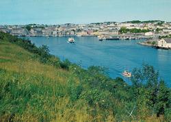 Postkort ";T-B-23"; med motiv av ei ferge som har kommet inn