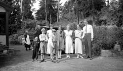 Gruppe mennesker oppstillt for fotografering. Trolig fra Sve