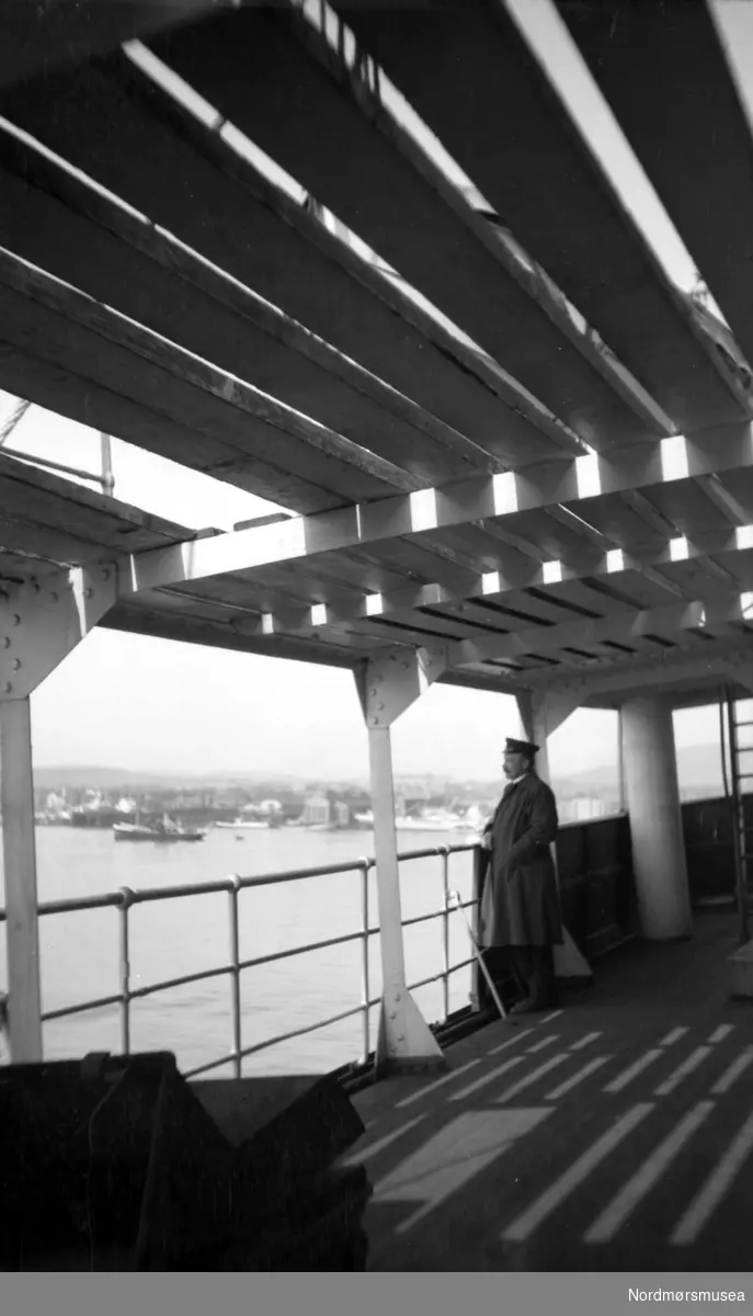 Georg Sverdrup stående på et båtdekk. Ukjent hvilket fartøy, og hvor. Fra Nordmøre museums fotosamlinger. Reg: EFR
