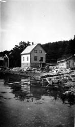 Bolighus og naust ved strandkant.Trolig huset til Karen Sver