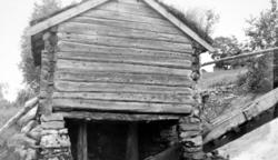 På bildet ser vi et gammelt kvernhus, fotografert på en ukje