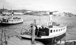 To av Kristiansunds sundbåter ved Piren. Den ene er Lyn. Fra