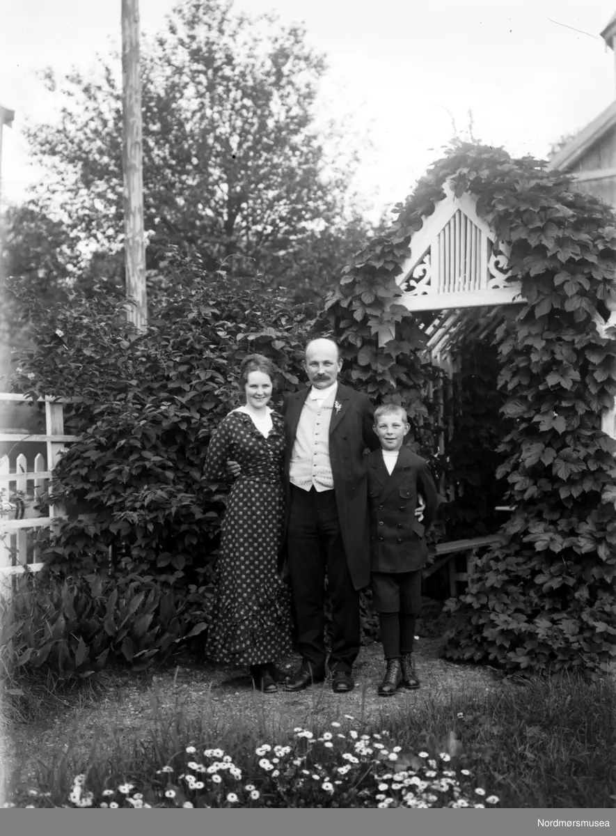 Foto av Georg Sverdrup, her trolig sammen med sin datter Hildur samt en ...