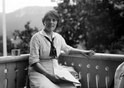 Foto av en kvinne sittende ute på en veranda, Dette er troli