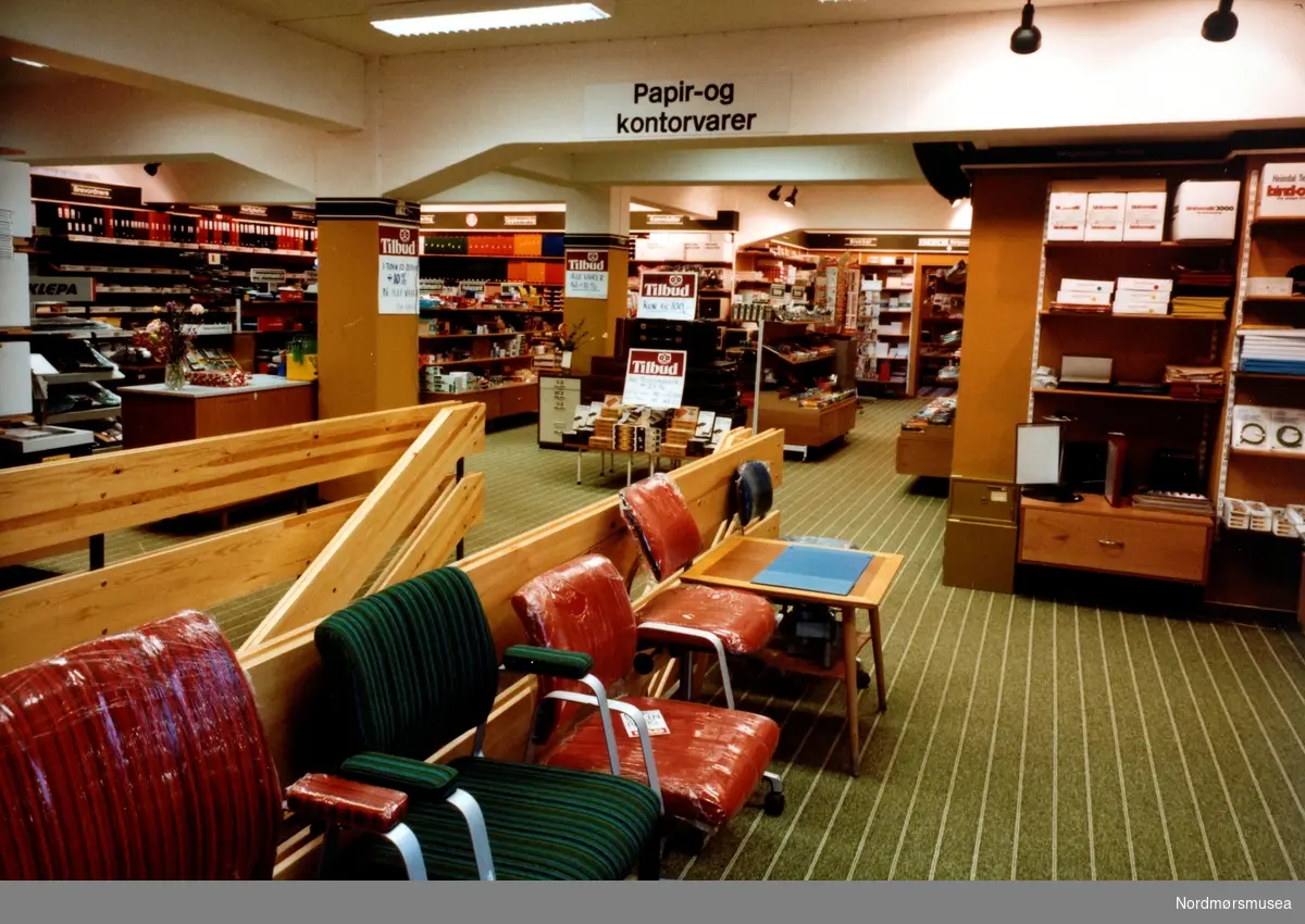 Foto fra Sverdrups bokhandel i Nedre Enggate 5/7, med hovedinngang fra Kaibakken på Kirkelandet i Kristiansund. Datering er 12. februar 1982. Fra Nordmøre Museums fotosamlinger. EFR2015