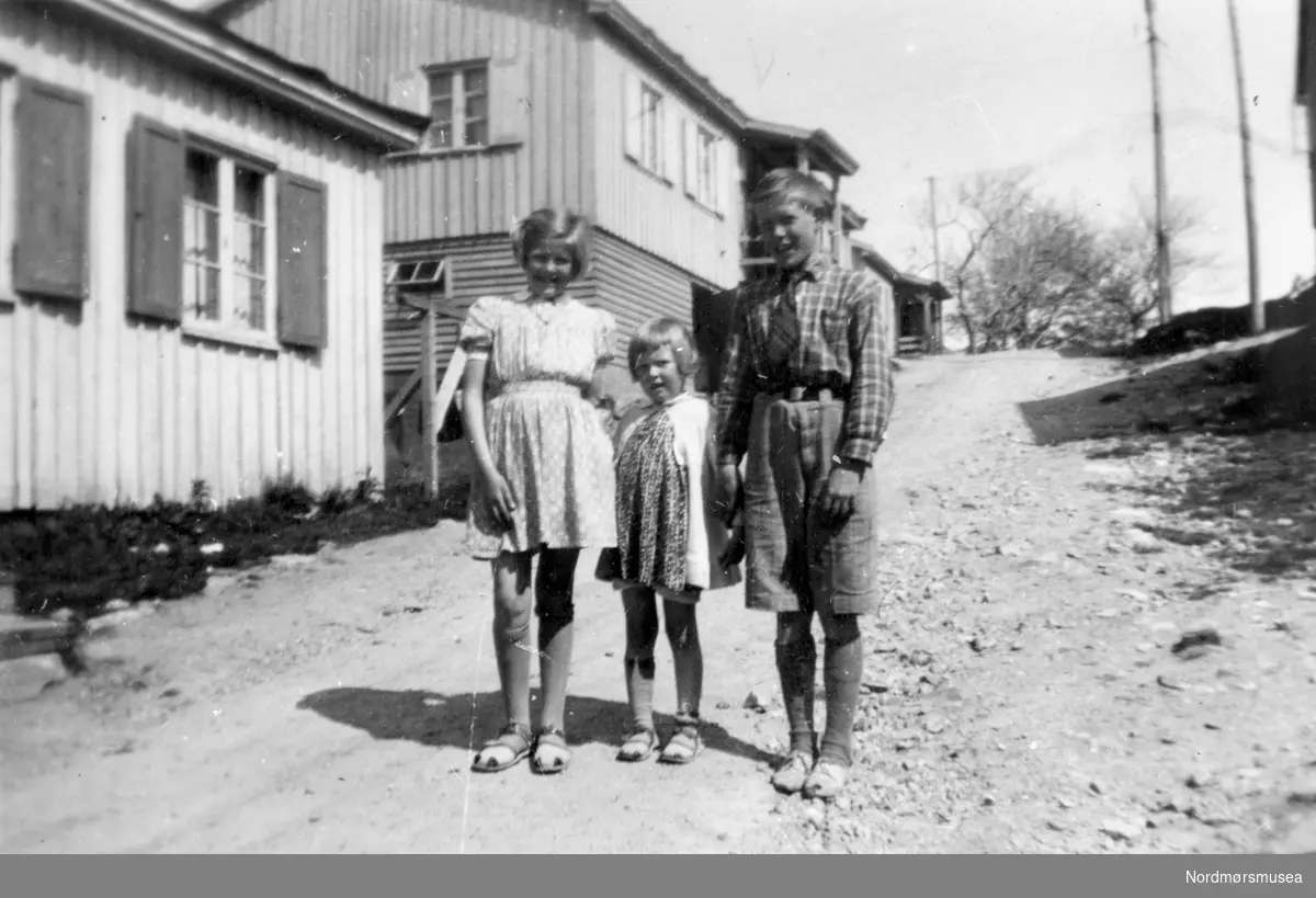 sommer i Kristiansund ca 1947, 2 jenter, 1 gutt, kort bukse. brakke, søsken, søstre, bror. Fra Nordmøre Museum sin fotosamling.