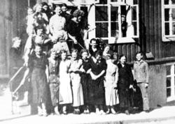 Foto av en større gruppe kvinner og en mann samlet i inngang