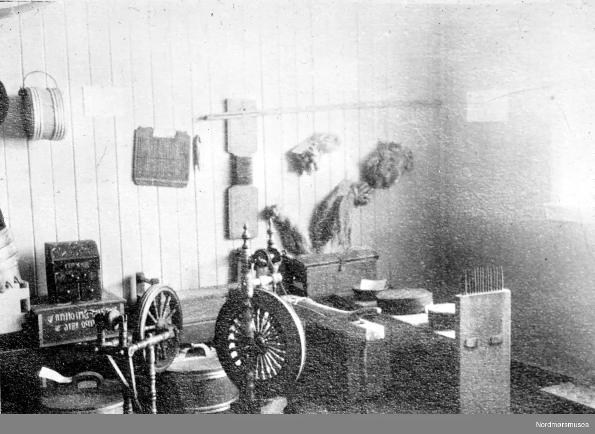 Diverse linredskaper som rokk, bråke, hekle, bandvev med mere. Disse gjenstandene ble fotografert i en forbindelse med den bygdehistoriske utstillingen i Sunndal 1927. Fra Nordmøre Museums fotosamlinger. serie
